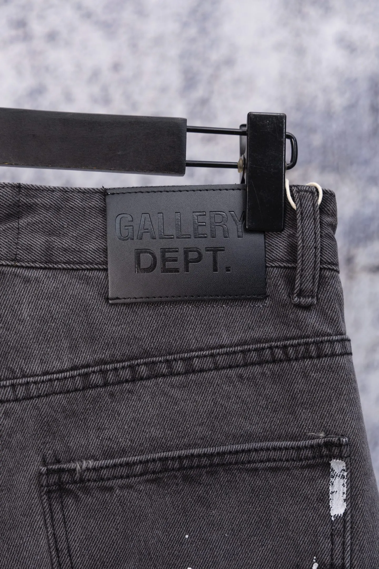 💰270 GALLERY DEPT.25ss new style splash-ink jeans, boot-cut trousers, denim + splash-ink, full of artistic sense! The trouser legs are spliced ​​with denim, creating a layered look, and the words "GALLERY DEPT." are super recognizable✨. High-density denim, wear-resistant and comfortable, perfect for daily wear or street style. Inspired by the classic elements of Helmut Lang, splashing ink is full of three-dimensionality. Pair it with simple tops or HL items to easily get a sense of avant-garde fashion! Gallery Dept. targets the global fashion pioneer group aged 18-35 and positions itself as a "high street art trendy brand". Cultural symbol output: Through endorsements from stars such as Virgil Abloh, Jennie, and Justin Bieber, the brand’s benchmark status in the hip-hop and fashion circles is strengthened. Size: 28-34 Color: Gray Blue